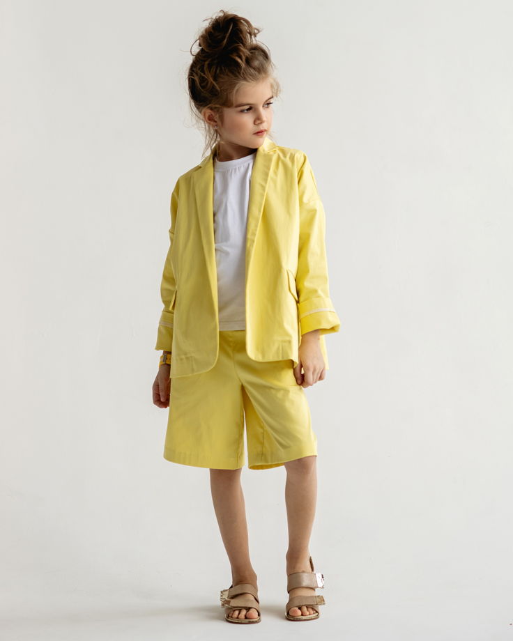 Пиджак желтого цвета со спущенным рукавом