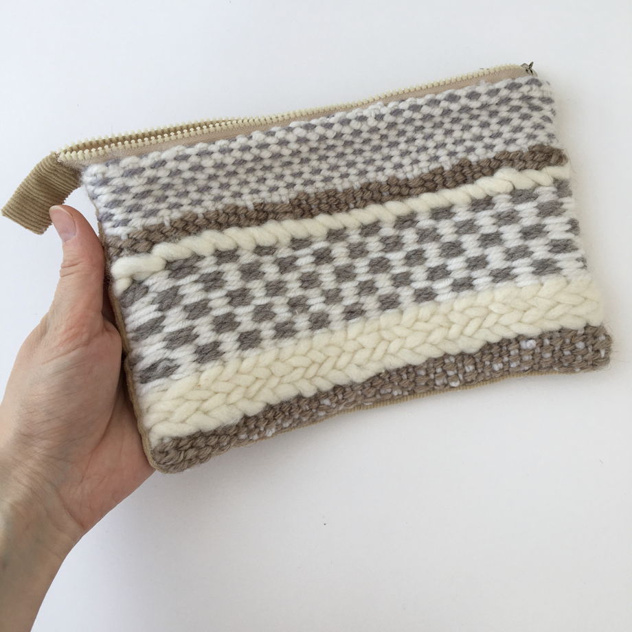 Бежевая тканая косметичка