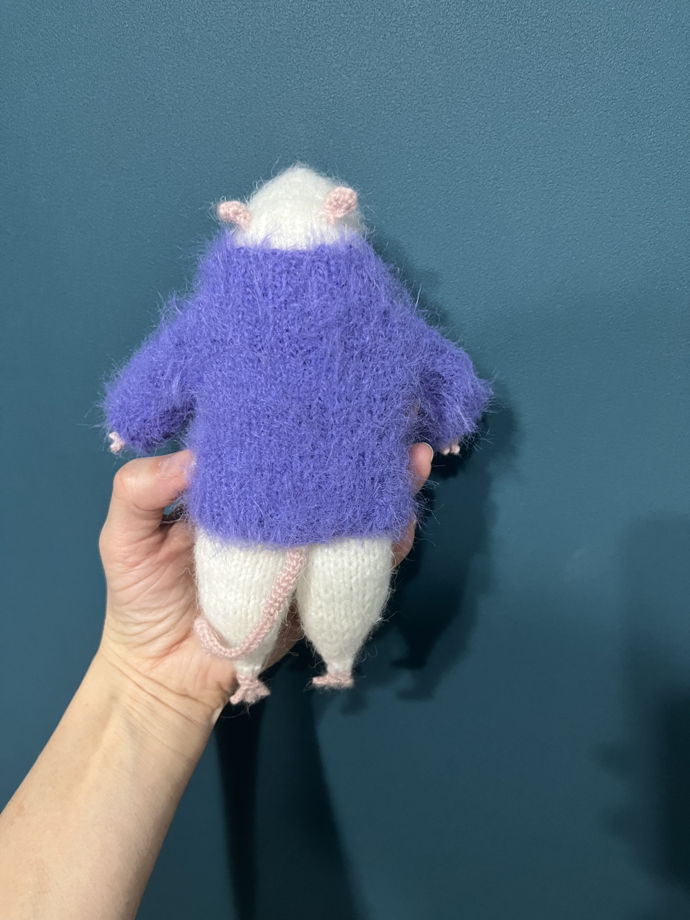 Крыса в фиолетовом свитере вязаная