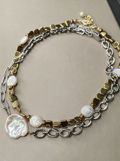 Чокер с барочной жемчужиной из комбинации трех разных цепей.