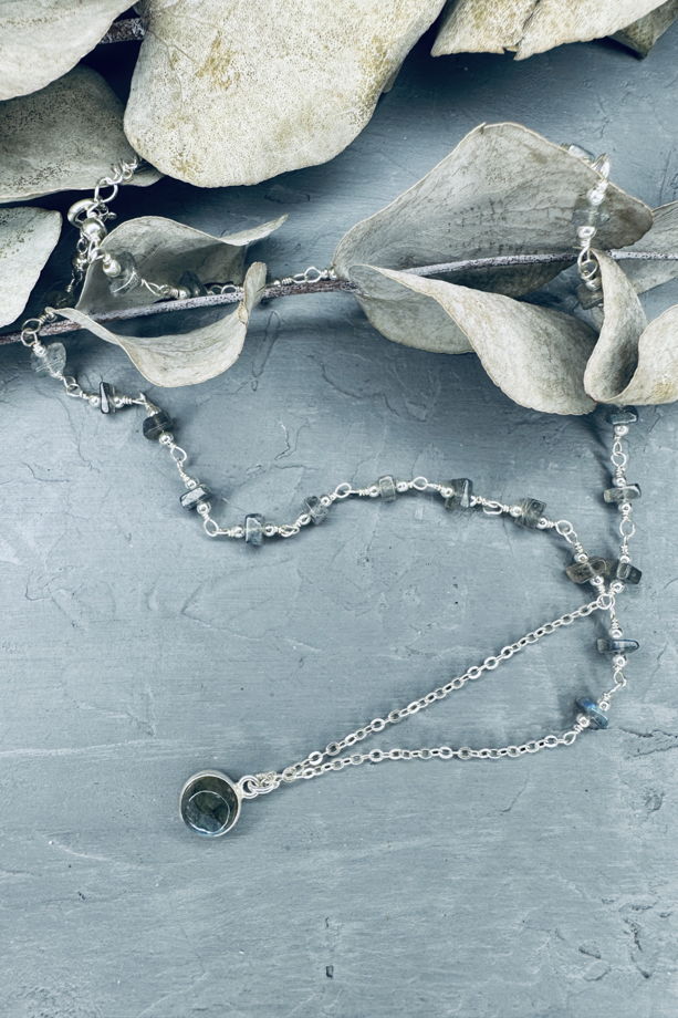 Серебряная цепочка с кулоном из Лабрадора