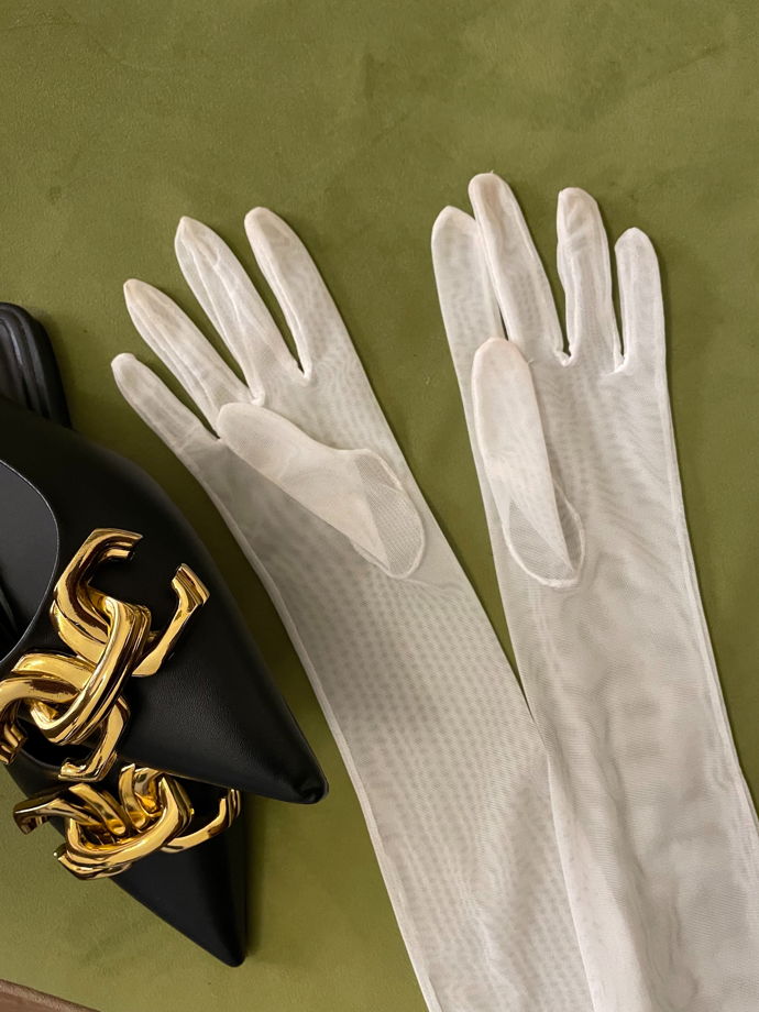 Белые длинные перчатки