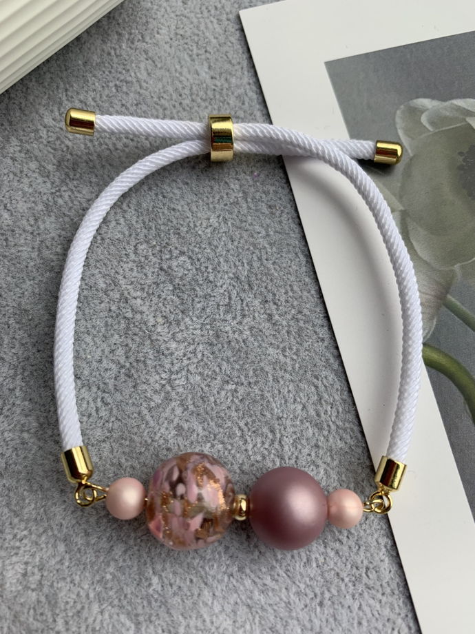 Браслет с жемчугом Майорка и бусиной из муранского стекла «Снежная глазурь»