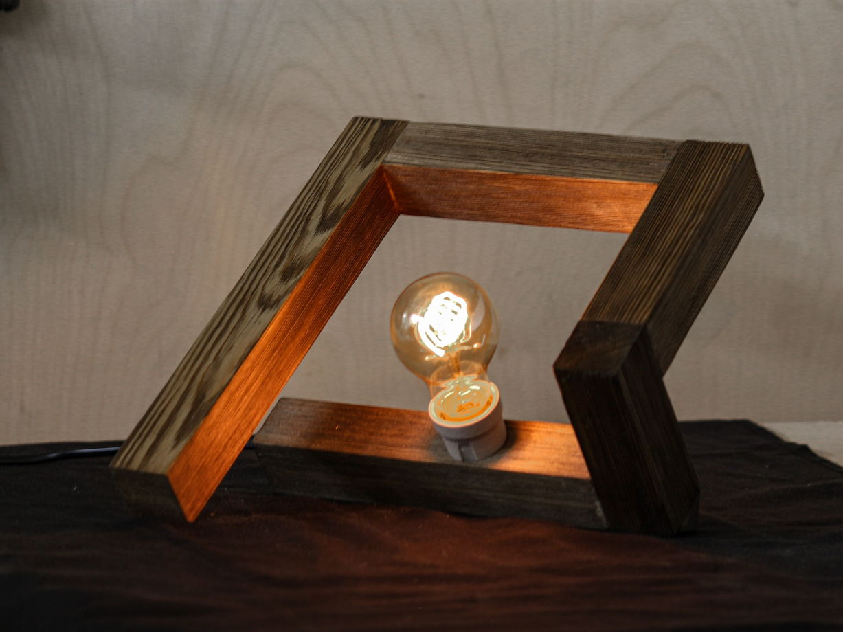 Деревянный настольный светильник ручной работы "Geometry" тёмный