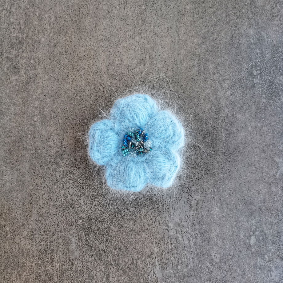 Брошь цветок голубой из пушистой голубой ангоры с бисером