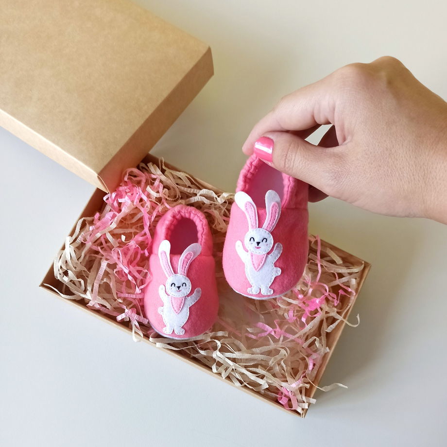 Пинетки - моксы из фетра для новорожденных, розовые с белыми зайчиками