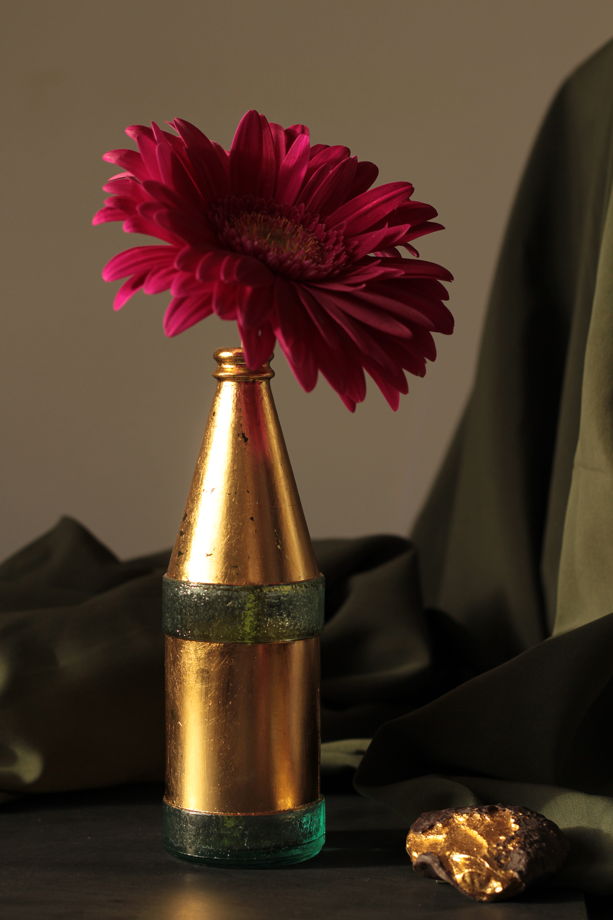 Золоченая вручную ваза с узким горлышком из старинной бутылочки | Bloom 142