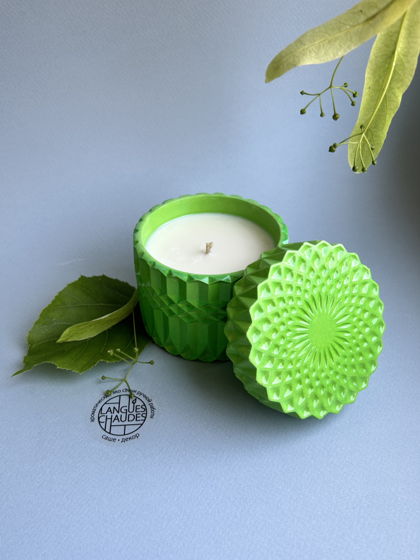 Свеча восковая ароматическая в фигурной форме зелёного цвета