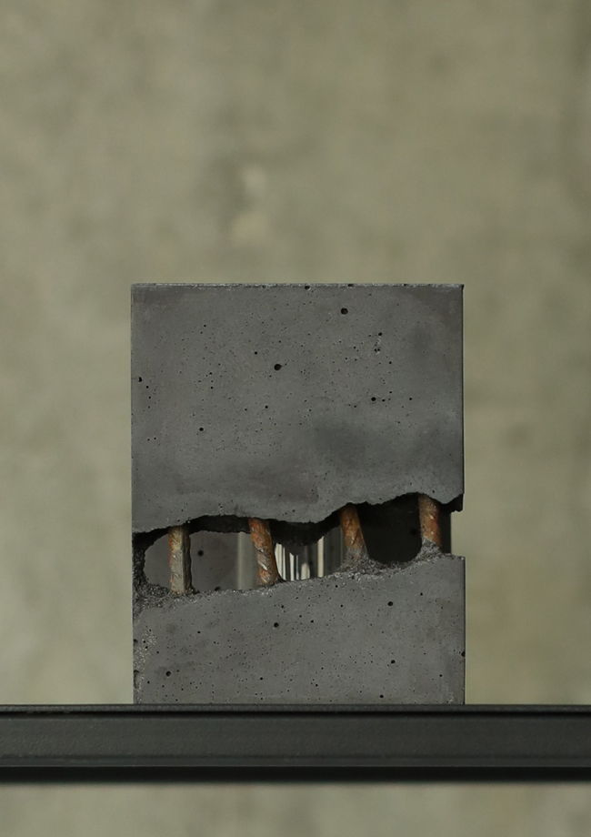 Ваза Портал из бетона цвета графит с арматурой