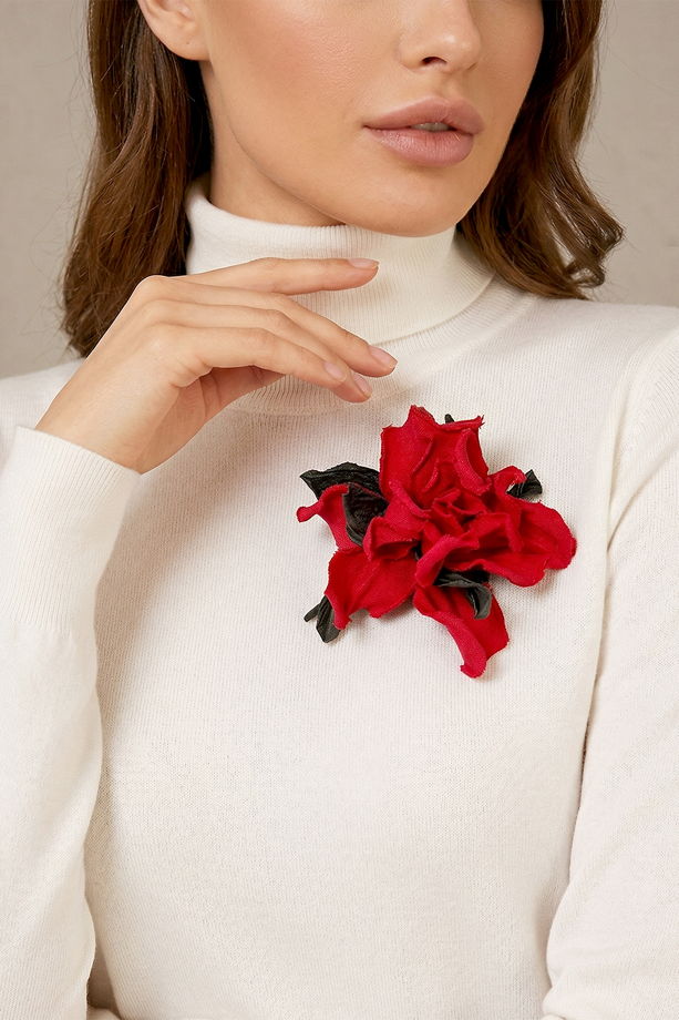 Красная брошь цветок ручной работы из льна
