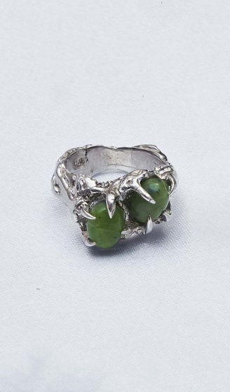 Серебряное кольцо странной формы с алтайским нефритом — "CLAW"