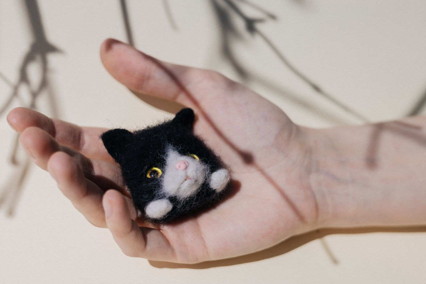 Брошь валяная — "Котик"