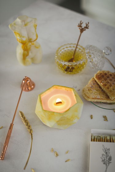 Жёлтая свеча 150 мл с ароматом "Пчелиные соты" ручной работы