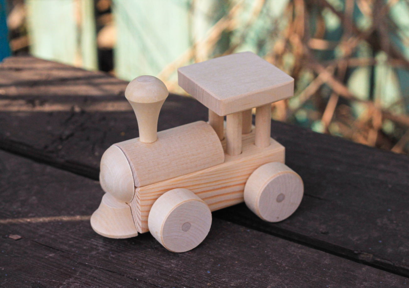 Деревянный игрушечный паровоз