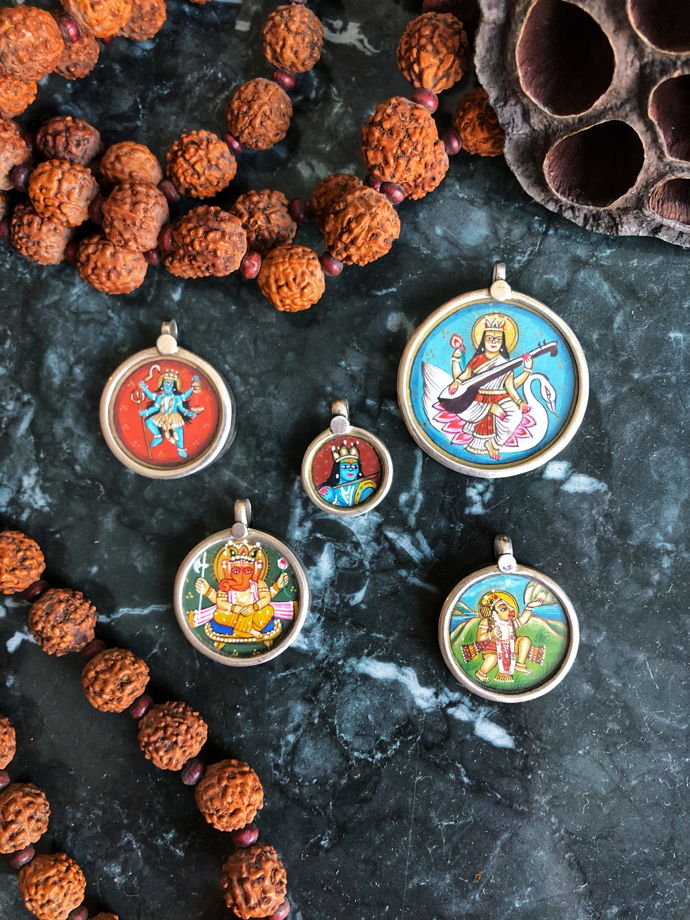 Серебряные кулоны с индийскими божествами