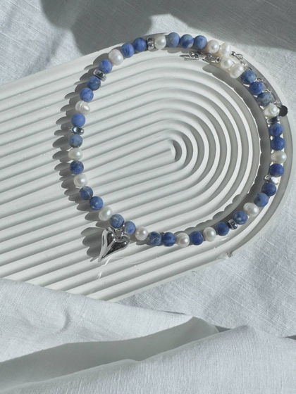 Ожерелье из матового содалит и жемчуга