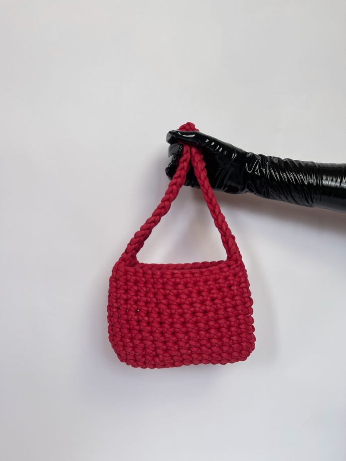 Вязаная красная сумка с короткой ручкой
