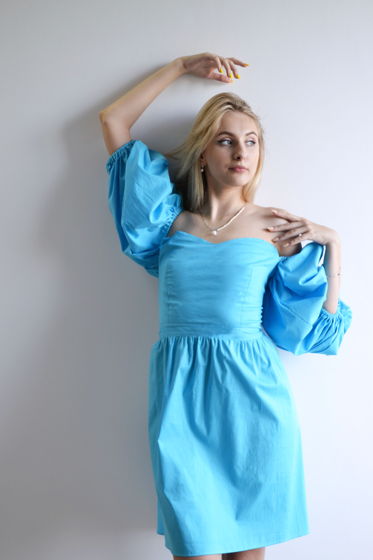 Платье со шнуровкой на спине и пышными рукавами голубого цвета