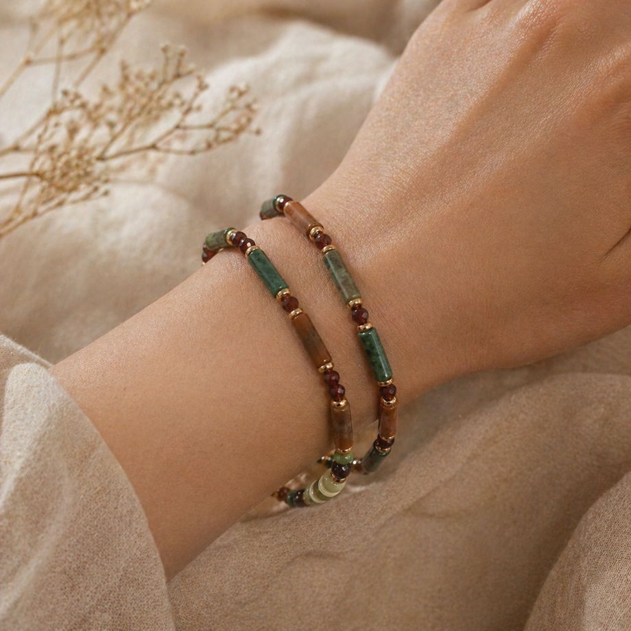 Пара браслетов из индийского агата, граната и окаменелого коралла