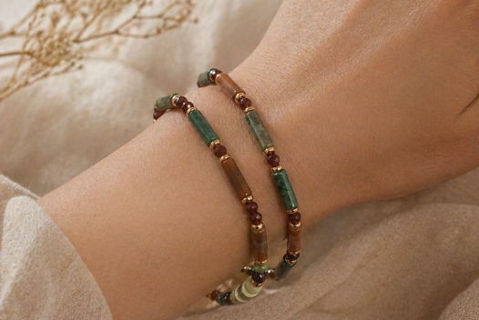 Пара браслетов из индийского агата, граната и окаменелого коралла