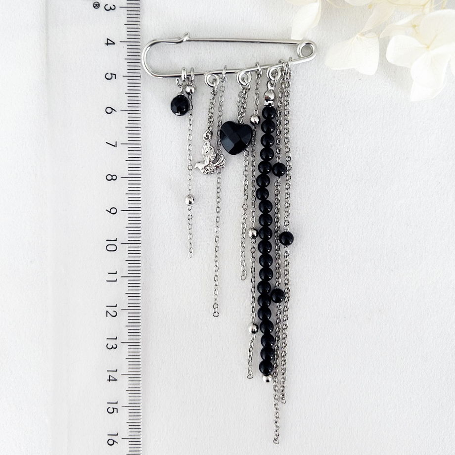 Брошь-булавка с цепочками и подвесками: сердечко и птичка