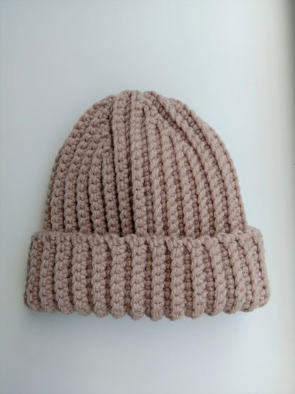 Зимняя шапка бини бежевого цвета