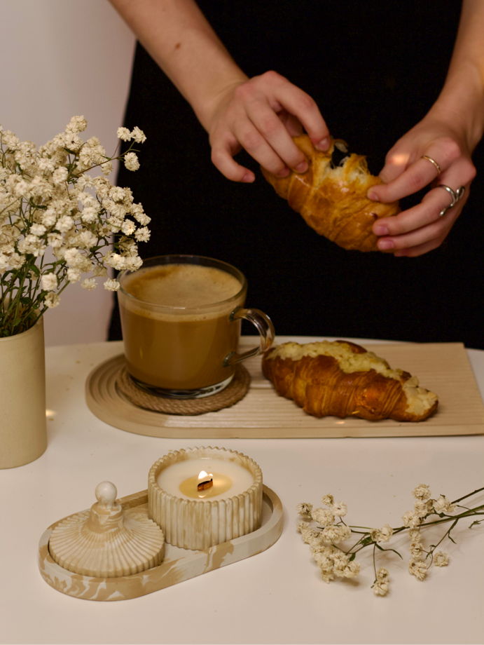 Набор из гипсовой шкатулки с ароматической свечой из соевого воска "Французская выпечка" с деревянным фитилем и овальным подносом ручной работы