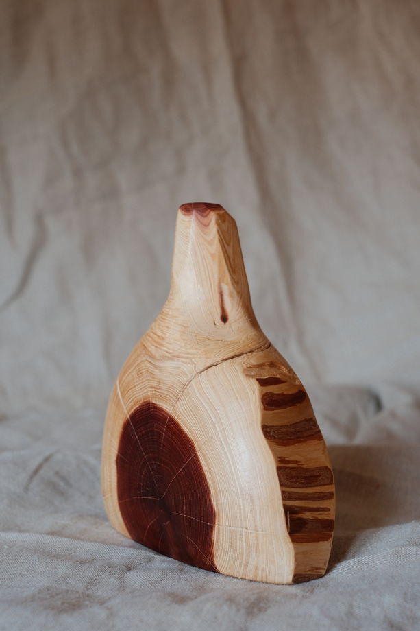 Ваза из можжевельника с узким горлышком