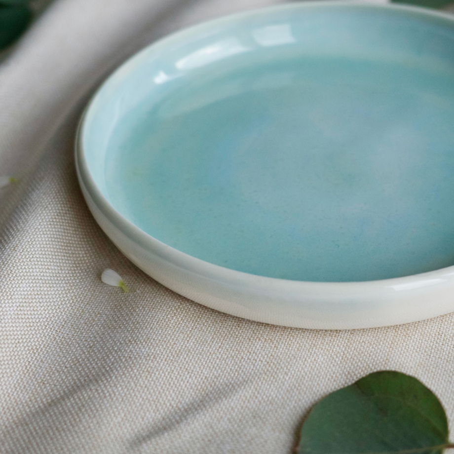 Тарелка бело-бирюзовая плоская ручной работы, "Лазурь"