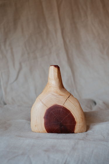 Ваза из можжевельника с узким горлышком