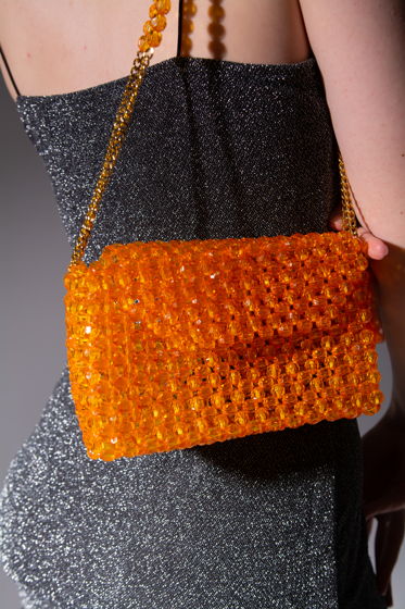 Оранжевая сумка из бусин