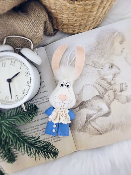 Кролик по мотивам Алисы в стране чудес сувенир / коллекционная ёлочная игрушка ручной работы