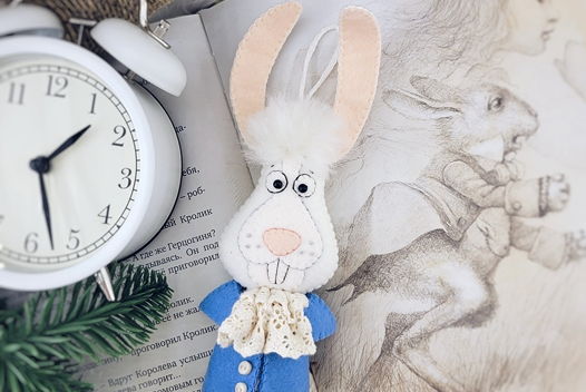 Ёлочная игрушка ручной работы - Кролик по мотивам Алисы в стране чудес
