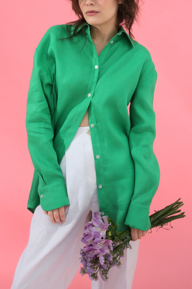 Женская рубашка свободного кроя oversize в зелёном цвете из натурального льна