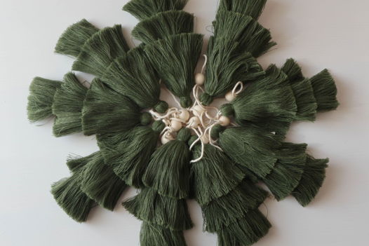 Гирлянда из зелёных хлопковых нитей с деревянными бусинами "Ёлочки", 2 метра.