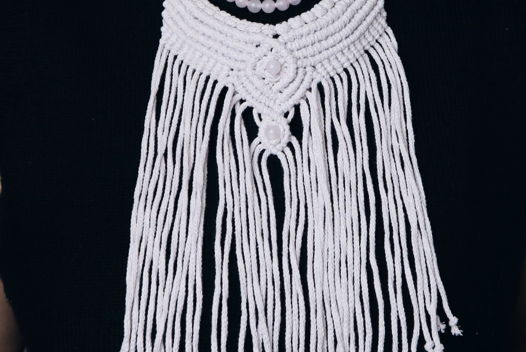 Колье макраме ручной работы. Белое бохо-украшение