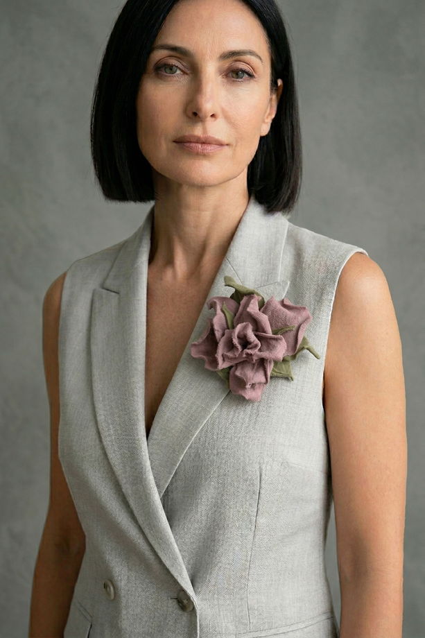 Брошь цветок  ручной работы из натурального льна.