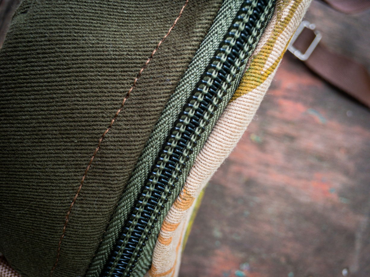 Зелёная овальная сумка из плотного хлопка с ручной набойкой мотыльки повседневная с ремешком песочная
