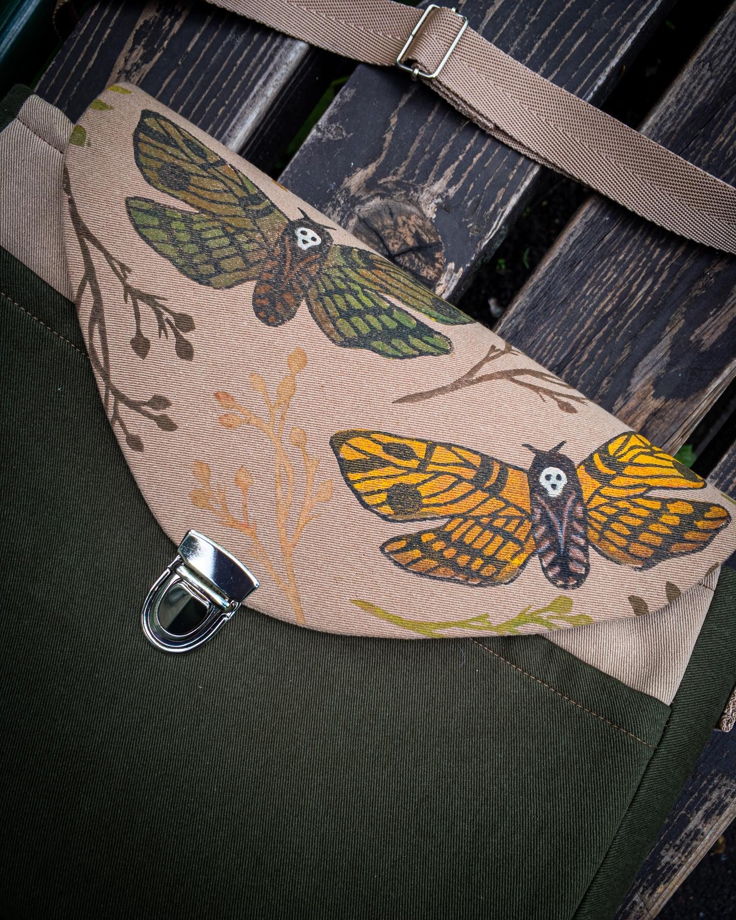 Зелёная сумка-почтальон бежевая с ручной набойкой мотыльки