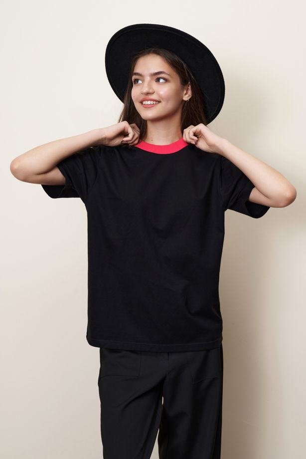 Женская черная футболка с контрастным воротом фуксия