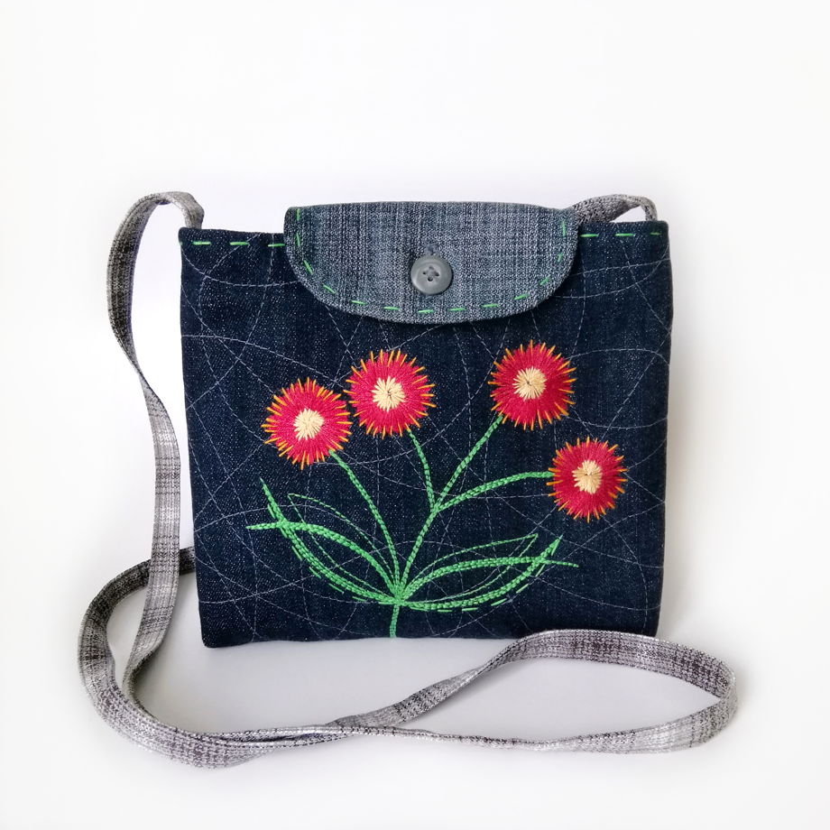Женская текстильная мини-сумочка на ремешке с вышивкой