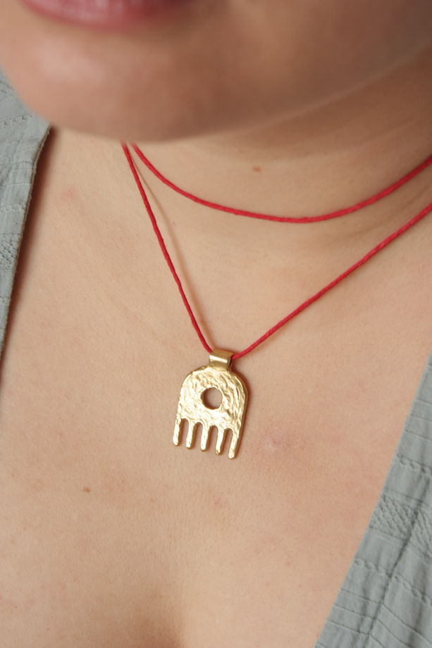 Бронзовый кулон-гребень на шнурке