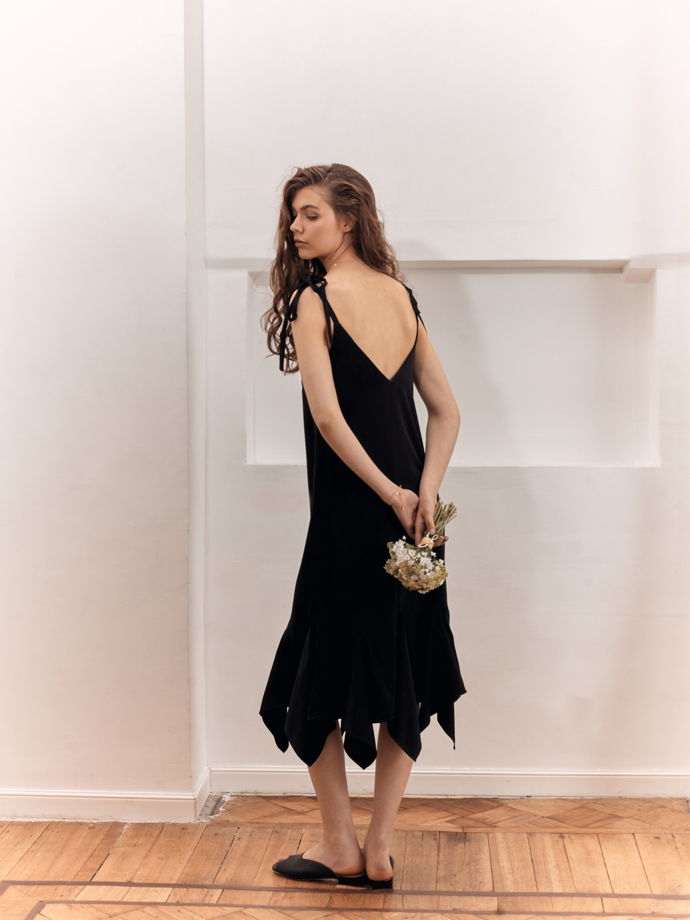 Платье Йоко из плотного атласа с асимметричным низом свободного кроя длины миди
