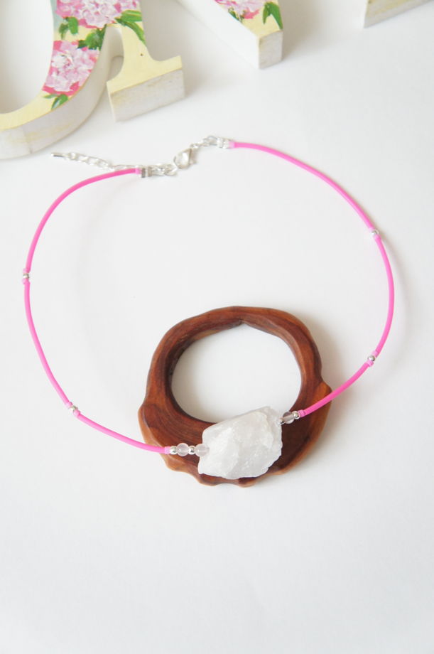 Колье чокер каучук фуксия натуральный розовый кварц