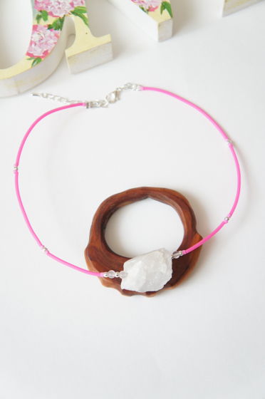 Колье чокер каучук фуксия натуральный розовый кварц