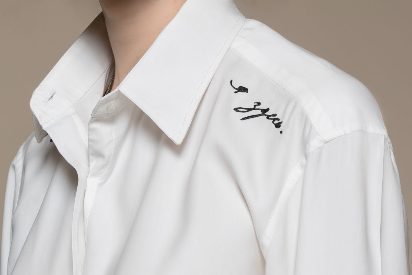 Белая рубашка с вышивкой спереди