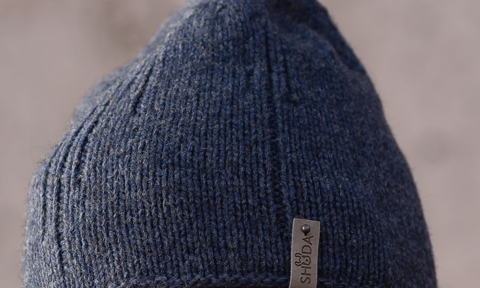 Шапка ручной работы в стиле гранж из мягкого яка цвета джинс (синий меланж)