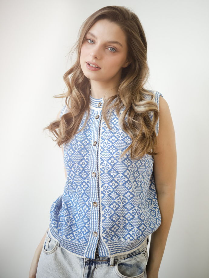 Вязаный жилет на пуговках