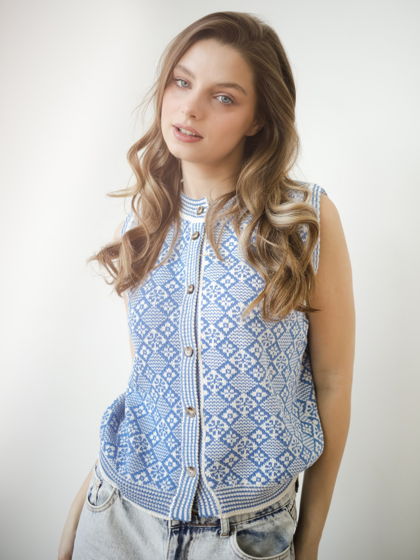 Вязаный жилет на пуговках