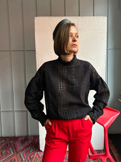 Блузка из хлопкового шитья Барышня в черном цвете